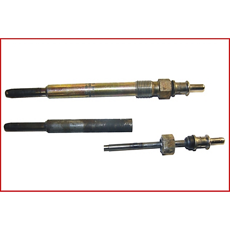 Nahaufnahme von drei Glühkerzen. Zwei sind vollständig, eine in Einzelteile zerlegt.